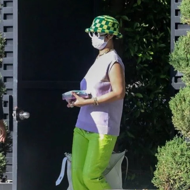 Berbeda dari Bella Hadid, Rihanna justru memilih menggunakan bucket hat rajut yang mirip dengan Ella Emhoff. Bucket hat rajut hijau kotak-kotak itu kemudian dipadukannya dengan atasan berwarna lavender dan celana berwarna hijau neon. Dia juga tampak menggunakan kaca mata hitam untuk melengkapi penampilannya. Foto: dok. instagram.com/its_memorialday