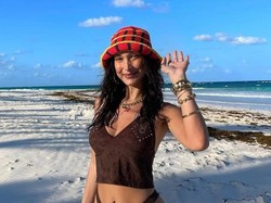 5 Potret Gaya Stylish Seleb Hollywood Pakai Rajutan Karya Desainer Indonesia