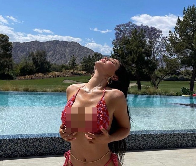 Terakhir ada seleb Hollywood ternama, Kylie Jenner. Kylie tampil seksi dengan mengenakan setelan bikini rajut hasil karya desainer Delsy Gouw. Dalam foto terlihat Kylie Jenner yang mengenakan setelan bikini kotak-kotak berwarna ungu dan merah. Foto: dok. instagram.com/its_memorialday