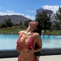 Terakhir ada seleb Hollywood ternama, Kylie Jenner. Kylie tampil seksi dengan mengenakan setelan bikini rajut hasil karya desainer Delsy Gouw. Dalam foto terlihat Kylie Jenner yang mengenakan setelan bikini kotak-kotak berwarna ungu dan merah. Foto: dok. instagram.com/its_memorialday