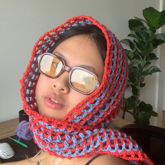 Kalau yang satu ini gaya sang desainer, Delsy Gouw saat mengenakan crochet scarf hasil karyanya. Delsy tampak memadukan scarf rajutan berwarna biru merah itu dengan kaca mata gaya vintage berwarna coklat. Foto: dok. instagram.com/its_memorialday