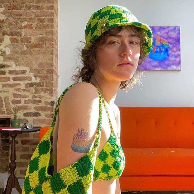 Tak hanya sekali, Ella Emhoff yang merupakan anak tiri dari Kamala Harris juga sempat terlihat mengenakan hasil rajutan karya Delsy. Seperti dalam foto yang satu ini, Ella terlihat mengenakan bikini, bucket hat, serta tas rajutan yang berwarna senada. Foto: dok. instagram.com/its_memorialday