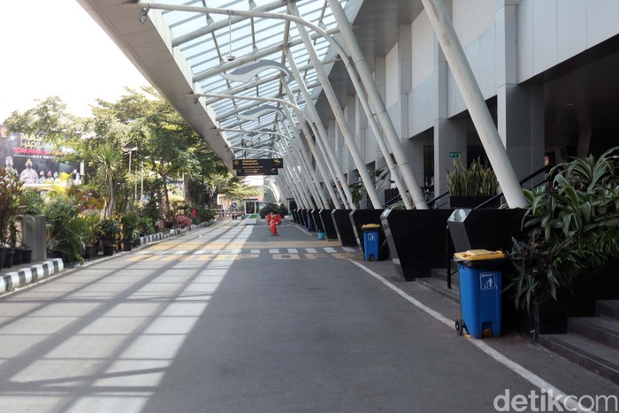 Sepi Penumpang, Maskapai di Bandara Husein Sastranegara Batalkan Penerbangan Maskapai penerbangan yang beroperasi di Bandara Husein Sastranegara Bandung membatalkan seluruh jadwal keberangkatan. Hal ini karena sepinya penumpang.