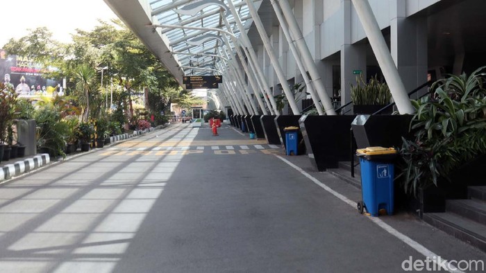 Maskapai penerbangan yang beroperasi di Bandara Husein Sastranegara Bandung membatalkan seluruh jadwal keberangkatan. Hal ini karena sepinya penumpang.
