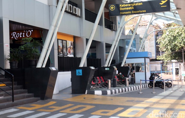 Maskapai penerbangan yang beroperasi di Bandara Husein Sastranegara Bandung membatalkan seluruh jadwal keberangkatan. Hal ini karena sepinya penumpang.