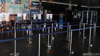 Begini suasana sepinya Bandara Husein Sastranegara Bandung, Jawa Barat, Kamis (22/7). Belum diketahui sampai kapan kendisi ini akan berakhir.
