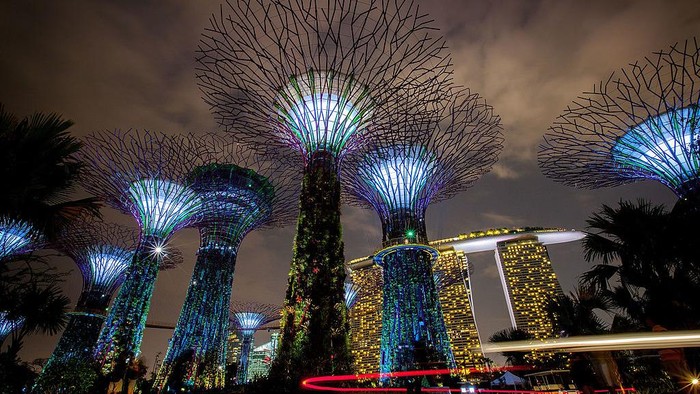 Singapura 'Lockdown' Lagi di Tengah Wacana Damai dengan COVID Singapura kembali memperketat pembatasan imbas lonjakan jumlah kasus COVID-19 beberapa hari terakhir. Padahal hampir 3 minggu Singapura membuka roadmap hidup berdampingan dengan COVID-19.