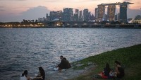 Catatan kasus COVID-19 Singapura melambung tinggi, terbanyak sejak 11 bulan lalu, yaitu 195 kasus harian COVID-19 per Selasa (20/7) berdasarkan laporan Worldometers. Foto: Getty Images/Stringer.