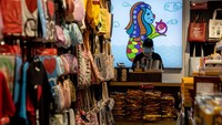 Padahal, Singapura sempat membuka roadmap hidup berdampingan dengan COVID-19, yang rencananya tak lagi fokus terkait kasus harian COVID-19, melainkan fokus menggencarkan tracing dan testing. Foto: Getty Images/Ore Huiying