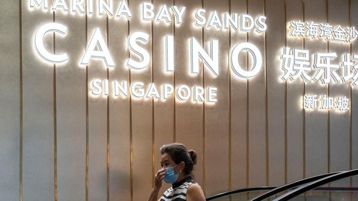 Singapura kembali memperketat pembatasan imbas lonjakan jumlah kasus COVID-19 beberapa hari terakhir. Padahal hampir 3 minggu Singapura membuka roadmap hidup berdampingan dengan COVID-19.