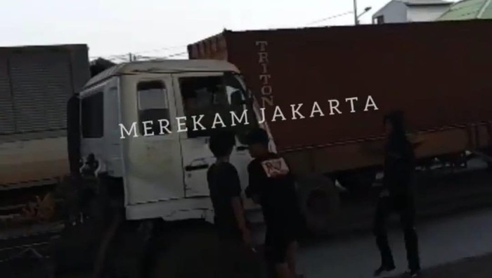 Tangkapan layar aksi pemalakan terhadap sopir truk di Cilincing, Jakut (Instagram @merekamjakarta)