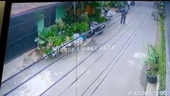 Tangkapan layar video viral pencurian motor di Pesanggrahan, Jaksel