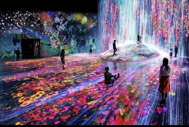 Sejak didirikan pada 2018, teamLab Borderless langsung menjadi destinasi wisata favorit, baik di kalangan turis domestik maupun mancanegara. Hanya dalam satu tahun, museum seni yang dilengkapi fitur berteknologi tinggi ini masuk dalam daftar World’s Greatest Places 2019 versi Majalah Time. Foto: Instagram/@teamlab_borderless