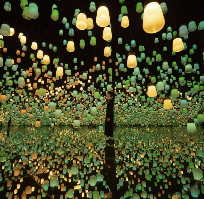 Angka ini melebihi jumlah pengunjung di museum yang sudah jauh lebih dulu dibangun dan populer di seantero dunia. Museum Van Gogh di Belanda, misalnya, berada di urutan dua dengan 2.134.778 pengunjung dalam setahun. Adapun Museum Picasso di Spanyol menarik 1.072.887 pengunjung dan Dali Theatre-Museum ‘hanya’ 819.542 pengunjung. Foto: Instagram/@teamlab_borderless