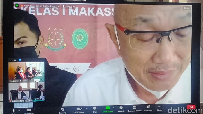Terdakwa Agung Sucipto alias Anggu saat membacakan nota pembelaan atau pledoi di Pengadilan Tipikor Makassar. (Hermawan/detikkcom)