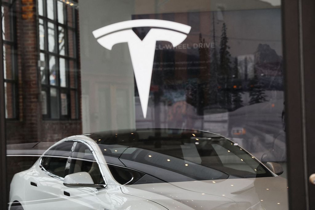 NEW YORK, NY - APRIL 04: A Tesla car is displayed in a showroom at a Brooklyn Tesla dealership on April 4, 2017 in New York City. As of Monday, the start-up car maker founded by Elon Musk had passed iconic car manufacture Ford in market value, riding a 7 percent share-value surge to a market capitalization of about $48.7 billion.   Spencer Platt/Getty Images/AFP (Photo by SPENCER PLATT / GETTY IMAGES NORTH AMERICA / Getty Images via AFP)