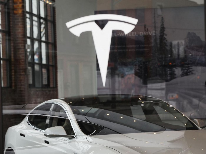NEW YORK, NY - APRIL 04: A Tesla car is displayed in a showroom at a Brooklyn Tesla dealership on April 4, 2017 in New York City. As of Monday, the start-up car maker founded by Elon Musk had passed iconic car manufacture Ford in market value, riding a 7 percent share-value surge to a market capitalization of about $48.7 billion.   Spencer Platt/Getty Images/AFP (Photo by SPENCER PLATT / GETTY IMAGES NORTH AMERICA / Getty Images via AFP)