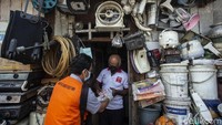 Selain itu Bantuan Sosial Tunai (BST) juga dikerahkan dari pintu ke pintu untuk membantu masyarakat yang membutuhkan. Akankah pandemi segera berakhir? Rifkianto Nugroho/Detikcom.