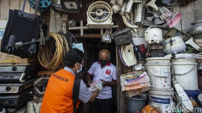 Utak Atik Kebijakan PPKM Kala RI Dijuluki Episentrum COVID-19 Dunia Lonjakan kasus COVID-19 di RI membuat Indonesia dijuluki sebagai episentrum COVID-19 dunia yang baru. Ragam upaya pun dilakukan untuk atasi pandemi di Tanah Air
