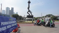 Pembatasan pergerakan warga juga telah digelar seperti penyekatan di ruas-ruas jalan menuju ke Jakarta, tetap saja banyak yang melanggar dengan mencari jalan tikus. ANTARA FOTO/ Reno Esnir.