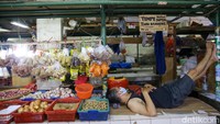 Selain menurunkan angka penyebaran covid-19, nyatanya angka pendapatan warga juga ikut menurun. Para pedagang berharap pemerintah mengevaluasi aturan PPKM agar tidak memperparah kondisi pedagang pasar sebagai penggerak ekonomi. Grandyos Zafna/Detikcom
