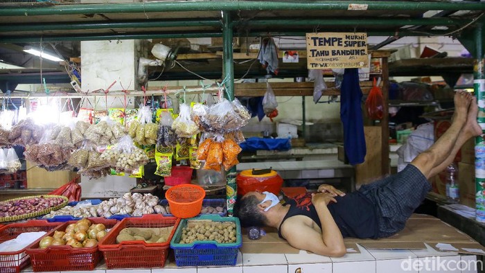 Lonjakan kasus COVID-19 di RI membuat Indonesia dijuluki sebagai episentrum COVID-19 dunia yang baru. Ragam upaya pun dilakukan untuk atasi pandemi di Tanah Air