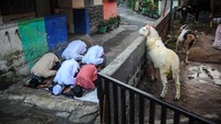 Selain aktivitas warga pemerintah juga membatasi aktivitas beribadah di zona merah dan orange sehingga pelaksanaan shalat idul adha pun disarankan di rumah. ANTARA FOTO/Raisan Al Farisi.