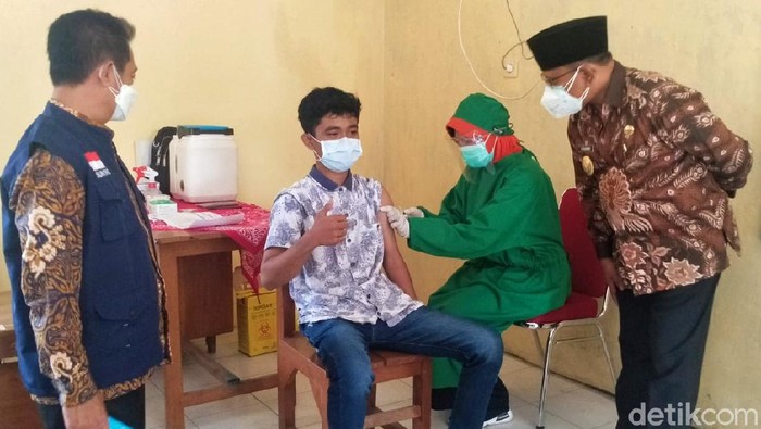 Banyuwangi sudah melakukan vaksinasi COVID-19 kepada kelompok remaja. Wakil Bupati Banyuwangi Sugirah meninjau pelaksanaannya di SMPN 1 Genteng.