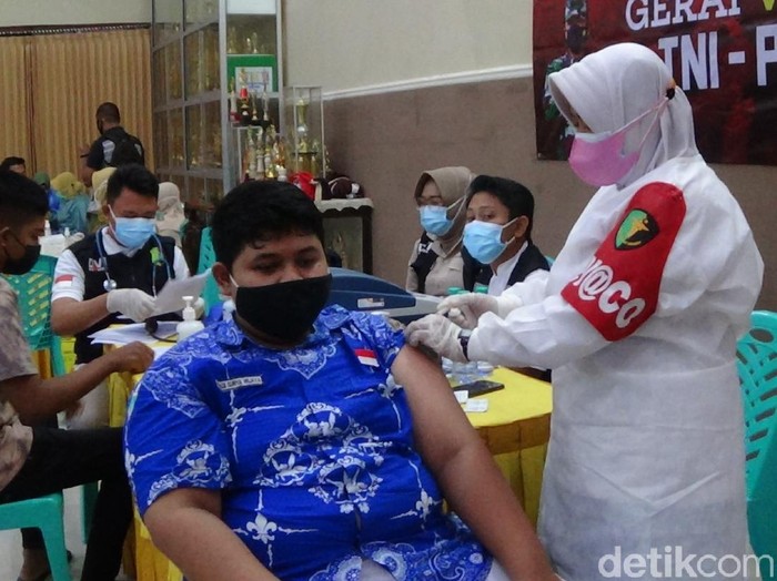 Vaksinasi COVID-19 bagi pelajar sudah dimulai di Sumenep. Vaksinasi akan dilakukan secara bertahap di 168 SMA dan sederajat.