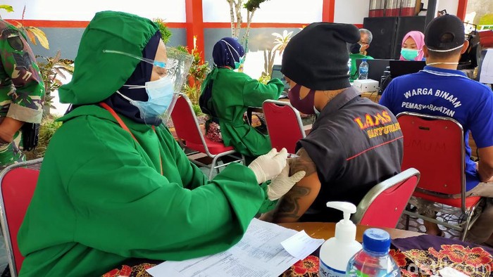 vaksinasi napi di lapas banyuwangi