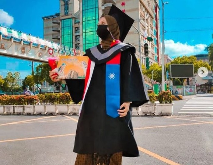 Viral di TikTok, Anak Supir Angkot Lulus S1 di Taiwan Awalnya Diremehkan
