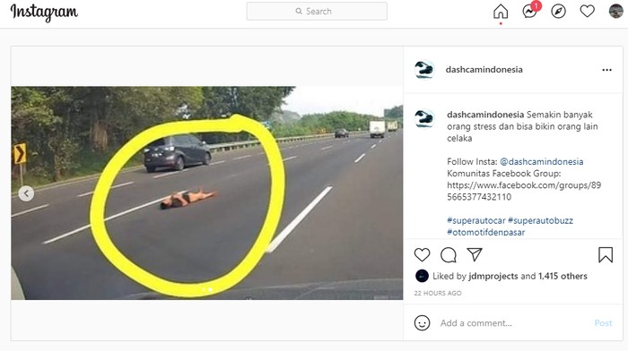 Viral orang tiduran di tengah jalan tol Japek (Jakarta-Cikampek)