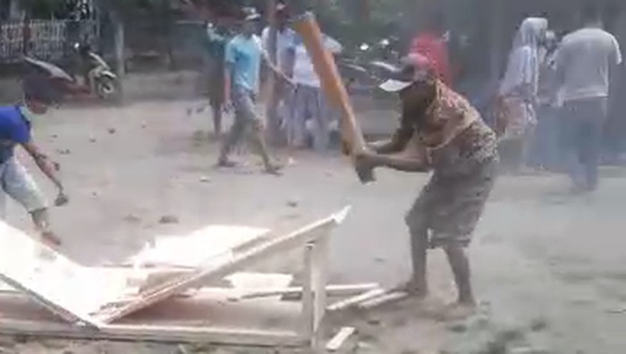 viral warga di situbondo rusak peti jenazah covid-19