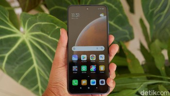 Redmi Note 10 5G punya baterai 5.000 mAh dengan pengisian cepat 18W. HP ini mendukung dual SIM 5G on, Foto: detikINET/Anggoro Suryo Jati