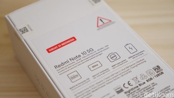 Bagian belakang kotaknya tertera fitur dan spesifikasi yang dibawa oleh Redmi Note 10 5G. Foto: detikINET/Anggoro Suryo Jati