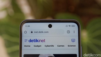 Pada punch hole tersemat kamera selfie 8 MP dengan lensa berbukaan f/2.0.Foto: detikINET/Anggoro Suryo Jati
