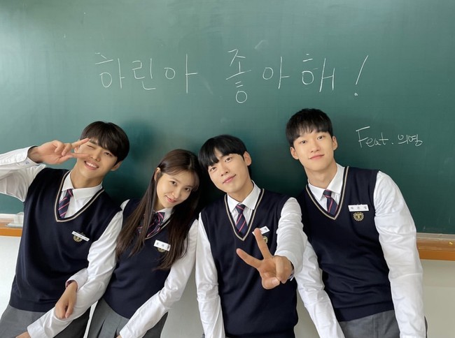 Kedekatan Yeri dan Hongseok sempat menjadi perbincangan di forum komunitas Korea. Maknae Red Velvet itu dikenal sebagai social butterfly yang mudah bergaul dan punya banyak teman. Foto: dok Instagram leesangjun_03