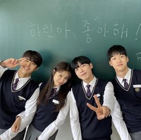 Kedekatan Yeri dan Hongseok sempat menjadi perbincangan di forum komunitas Korea. Maknae Red Velvet itu dikenal sebagai social butterfly yang mudah bergaul dan punya banyak teman. Foto: dok Instagram leesangjun_03