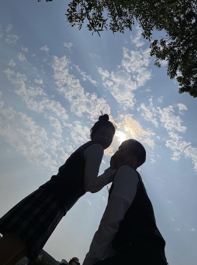 Oh Ha Rin (pemain Yeri) yang ceria mulai berubah setelah kematian Ji Seo Jun (pemain Hongseok). Alur cerita Blue Birthday menggambarkan rasa sakitnya mengenang insiden 10 tahun lalu. Foto: dok Instagram yerimiese