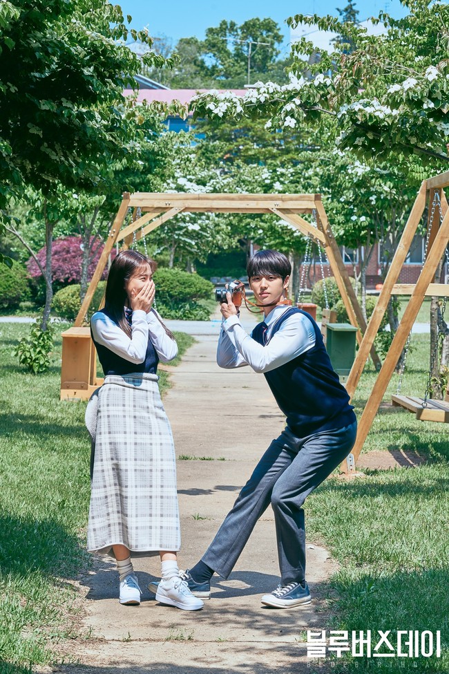 Penggemar dapat melihat chemistry Yeri Red Velvet dan Hongseok PENTAGON dalam penayangan perdana web drama Blue Birthday pada tanggal 23 Juli 2021 di NaverTV pukul 19.00 KST. Foto: dok PLAYLIST