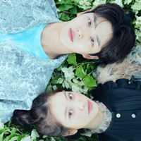 Blue Birthday mengikuti kisah Oh Ha Rin (pemain Yeri) yang melakukan perjalanan waktu setelah melihat foto-foto misterius yang ditinggalkan cinta pertamanya Ji Seo Jun (pemain Hongseok). Foto: dok PLAYLIST