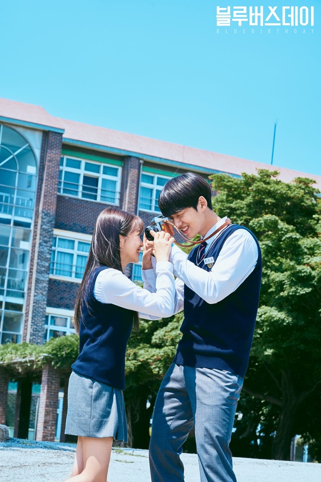 Karakter Yeri berencana menyatakan perasaannya pada Hongseok di hari ulang tahunnya ke-18. Namun, secara mengejutkan, ia menemukan sahabatnya meninggal karena bunuh diri. Foto: dok PLAYLIST