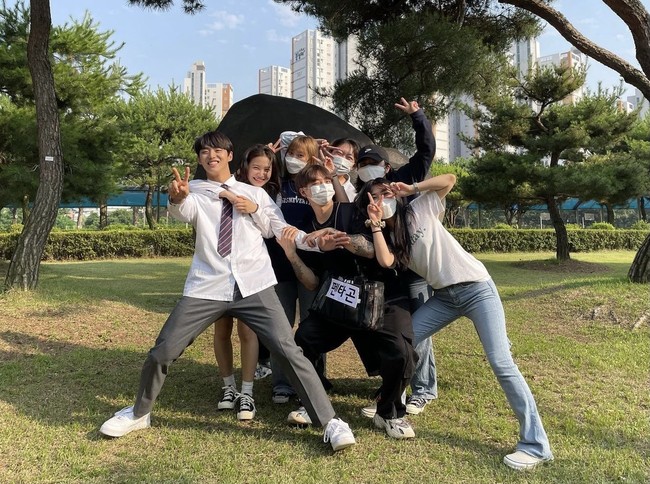 Hongseok dan Yeri pun tak butuh waktu lama untuk dekat. Vokalis utama PENTAGON itu mengungkap Yeri memiliki kepribadian yang menyenangkan. Keduanya bisa dekat dengan mudah. Foto: dok Instagram yerimiese