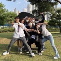 Hongseok dan Yeri pun tak butuh waktu lama untuk dekat. Vokalis utama PENTAGON itu mengungkap Yeri memiliki kepribadian yang menyenangkan. Keduanya bisa dekat dengan mudah. Foto: dok Instagram yerimiese