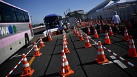 Peserta Olimpiade Tokyo 2020 antre menaiki bus di Media Transport Mall, Tokyo, Jepang, Rabu (21/7/2021).