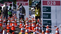 Sejumlah jurnalis peliput Olimpiade Tokyo 2020 menunggu datangnya bus di Media Transport Mall, Tokyo, Jepang, Rabu (21/7/2021).