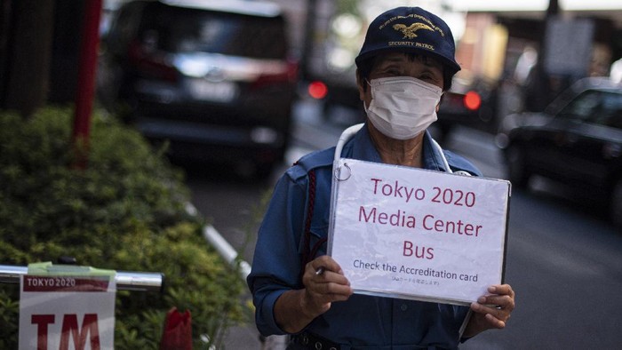 Para peserta Olimpiade Tokyo 2020 menggunakan bus khusus selama kegiatan olahraga tersebut berlangsung. Hal itu dilakukan untuk cegah penyebaran virus Corona.