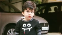 Taimur Ali Khan - Ro 1,4 triliun Kareena Kapoor Khan dan Saif Ali Khan memiliki salah satu anak terkaya termuda di dunia. Putra mereka yang berusia 4 tahun, Taimur Ali Khan, akan mewarisi kekayaan bersih kedua bintang Bollywood ini sebesar US$ 100 juta atau sama dengan Rp 1,4 triliun suatu hari nanti. Mereka adalah pasangan selebriti paling kaya di India. Selain Taimur Ali Khan, mereka juga memiliki seorang anak laki-laki berusia satu bulan. Facebook/@Mygoodtimes 