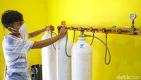 Agen itu mempersilakan warga yang mengisi ulang tabung oksigen dengan membayar seikhlasnya.