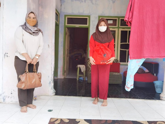 Anggota DPRD Pangandaran salurkan bantuan ke warga Isoman.